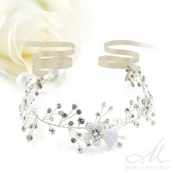   Virágos, ezüst szalagos menyasszonyi hajpánt kristályokkal és gyöngyökkel díszíttve MET-CQ-B947