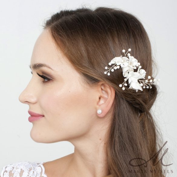 Fehér virágokkal és kristályokkal díszített menyasszonyi fésű MET-RE-B938
